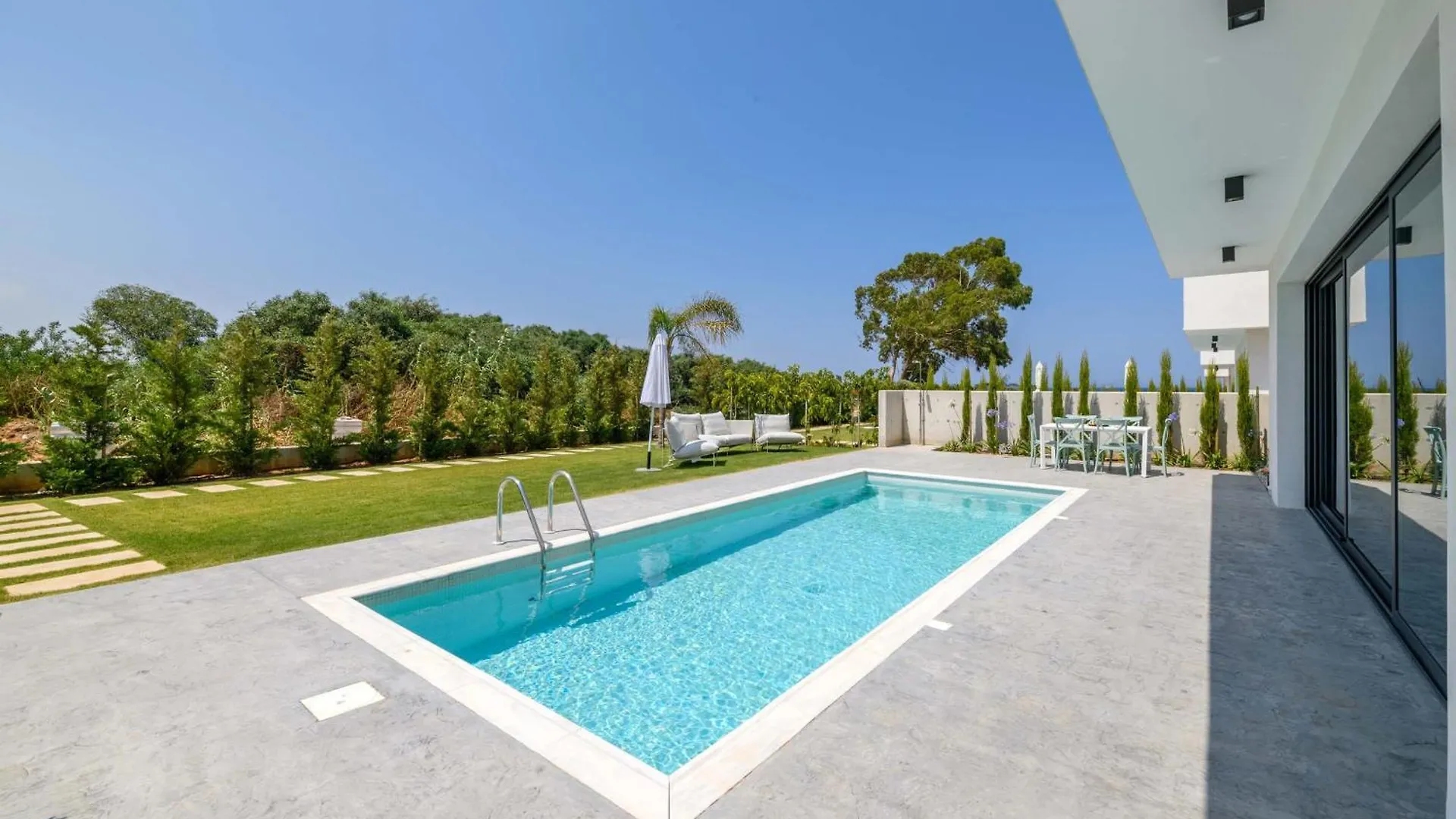 By The Beach - Blue Topaz Villa Protaras